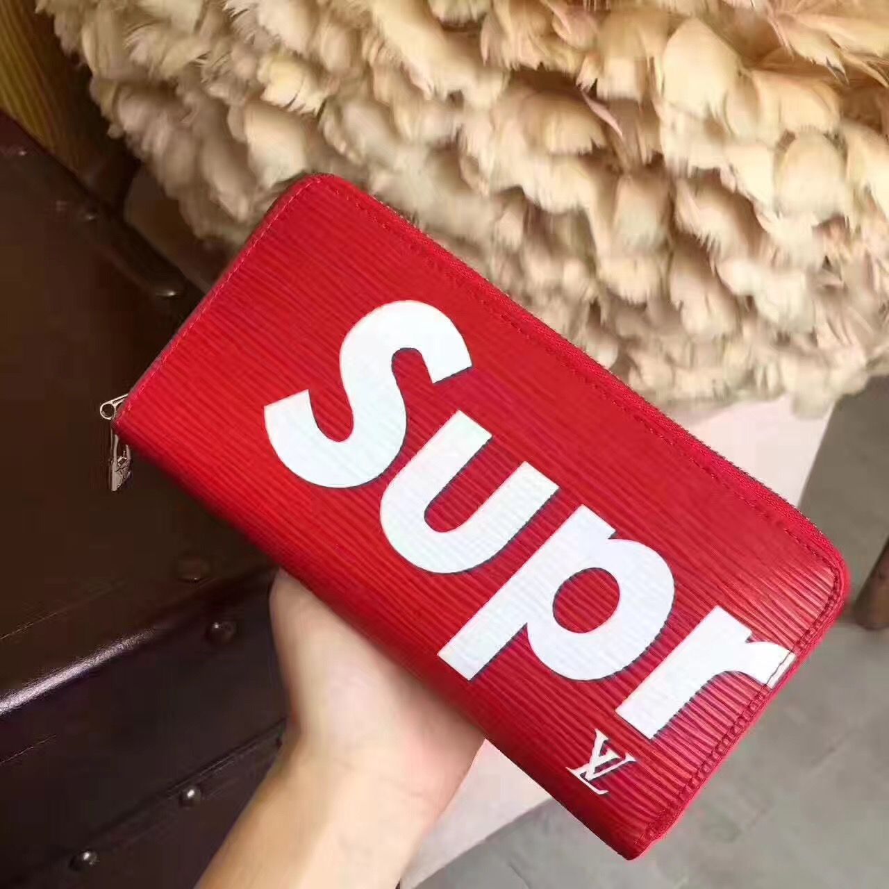 元のパッケージ 「正規品保証、公式と同じデザイン」シュプリーム財布コピー 新品 Louis Vuitton×Supreme ジッピーウォレット男女兼用 赤