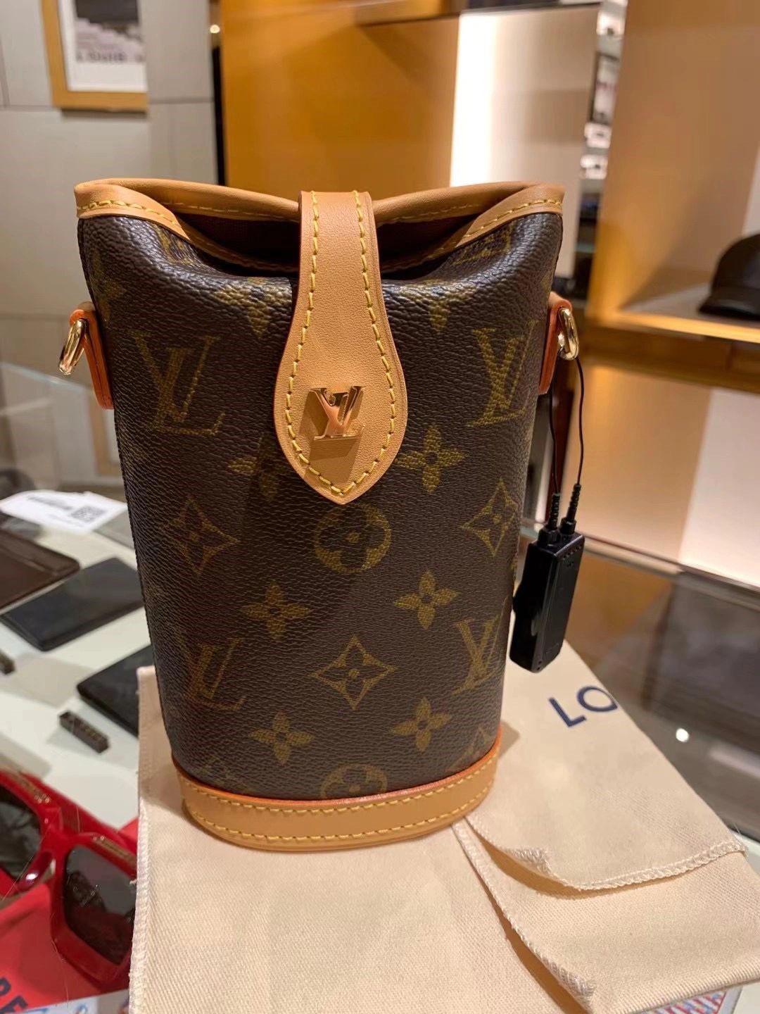 LV/ルイ・ヴィトン レディースバッグ FOLD ME 老眼携帯電話バッグ スモール フライドポテトバッグ ワンショルダー メッセンジャーバッグ