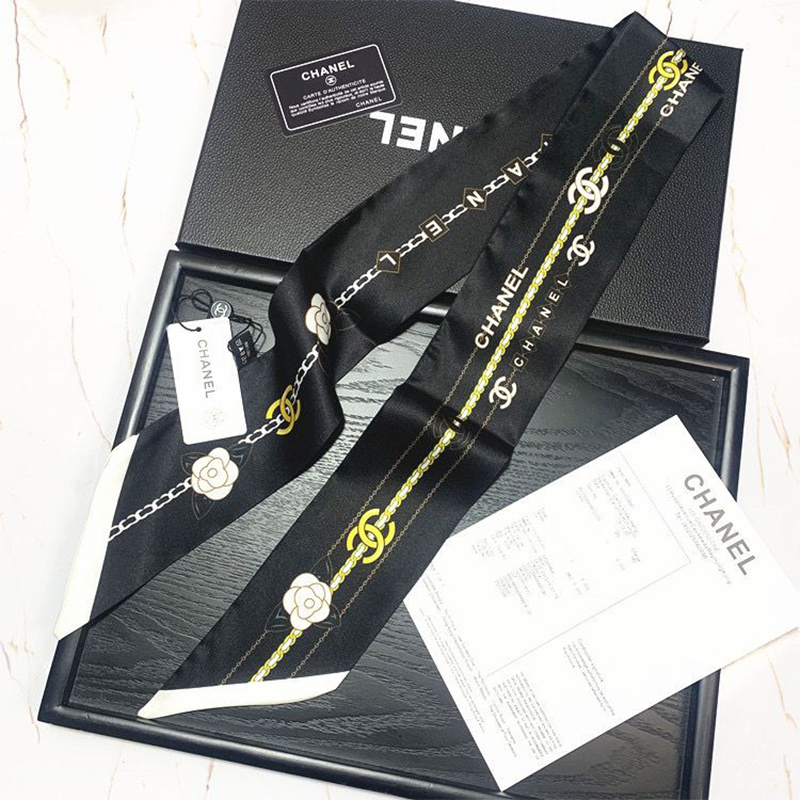 プリントされた小さなシルクスカーフ[オフィシャル] 超買い得! 月に注文万件以上。是非いかがでしょうか。