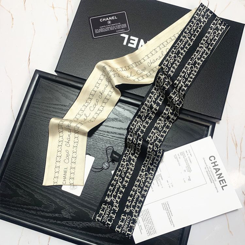プリントされた小さなシルクスカーフ[オフィシャル] 超買い得! 月に注文万件以上。是非いかがでしょうか。