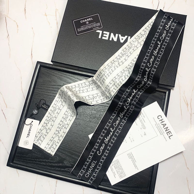 プリントされた小さなシルクスカーフ[オフィシャル] 超買い得! 月に注文万件以上。是非いかがでしょうか。