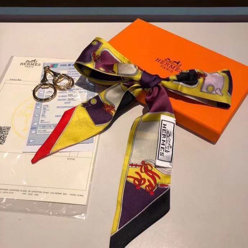 プリントされた小さなシルクスカーフ[オフィシャル] 超買い得! 月に注文万件以上。是非いかがでしょうか。