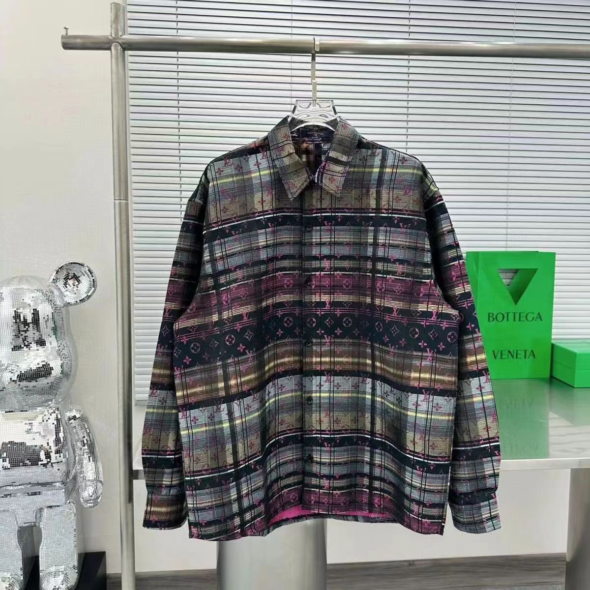 【LV正規取扱店】【長袖プリントシャツ】新しいシャツ、レタープリント、トレンディな個性【6500円プラスして２着を購入】